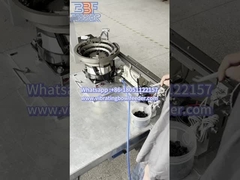 작은 부품을 운반하는 진동 컵 피더